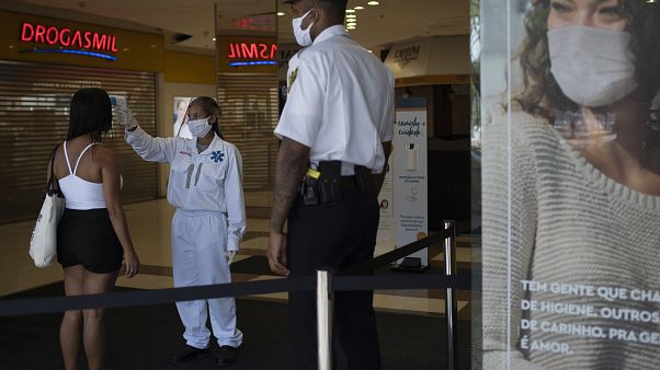 Investigadores brasileiros criam tecido capaz de eliminar novo coronavírus Investigadores brasileiros criam tecido capaz de eliminar novo coronavírus