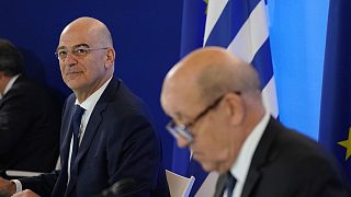 O Υπουργού Εξωτερικών της Ελλάδας Νίκος Δένδιας κατά τη συνάντησή του με τον Γάλλο ομόλογό του Jean-Yves Le Drian
