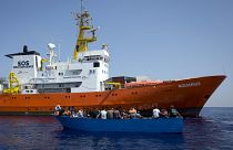 مهاجرون أفارقة على متن قارب خشبي في البحر الأبيض المتوسط 