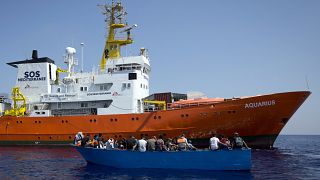 مهاجرون أفارقة على متن قارب خشبي في البحر الأبيض المتوسط