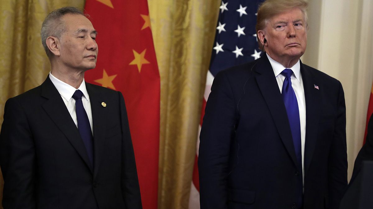 الرئيس الأمريكي دونالد ترامب مع نائب رئيس مجلس الدولة الصيني ليو هي، قبل توقيع الاتفاقية التجارية في البيت الأبيض