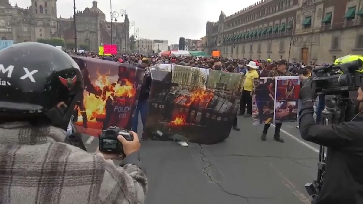 Manifestación de policías en el Zócalo de Ciudad de México