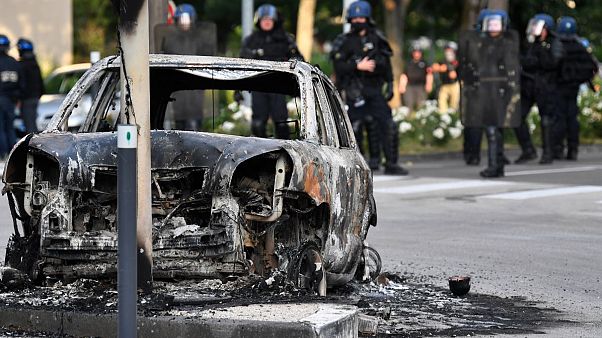 Vehículo calcinado en Dijon, Francia Vehículo calcinado en Dijon, Francia