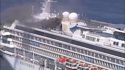 Füstbe borult egy luxushajó Jokohamában