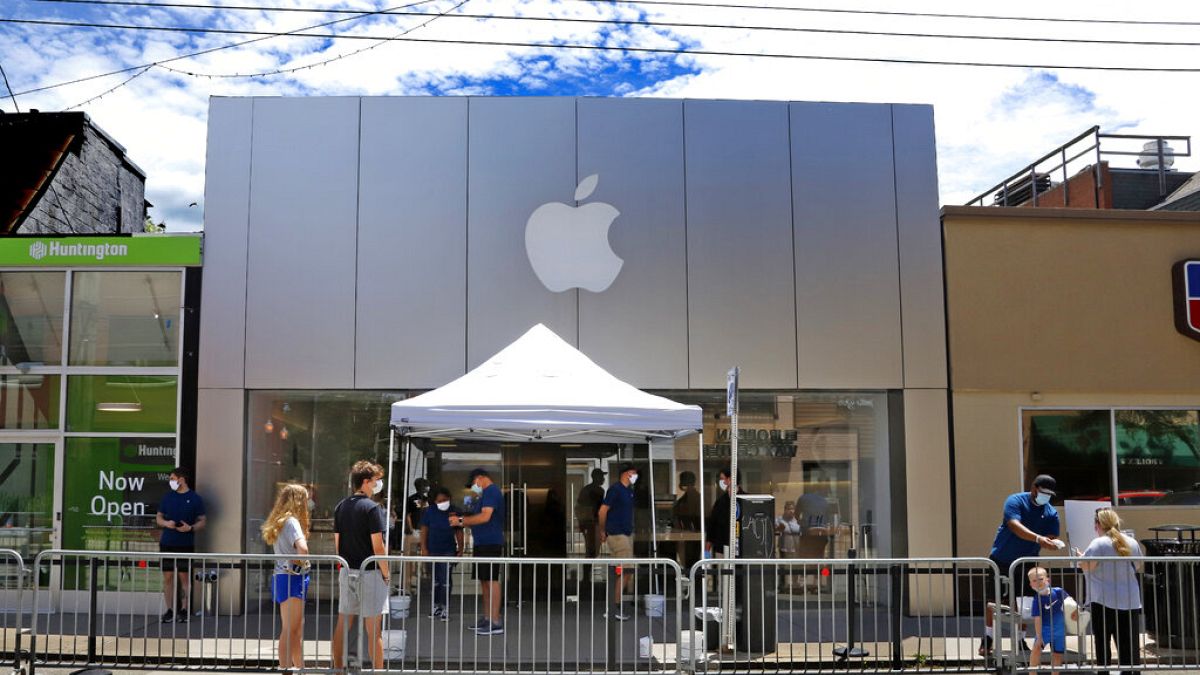 Bruselas investiga a Apple por posibles abusos con la competencia