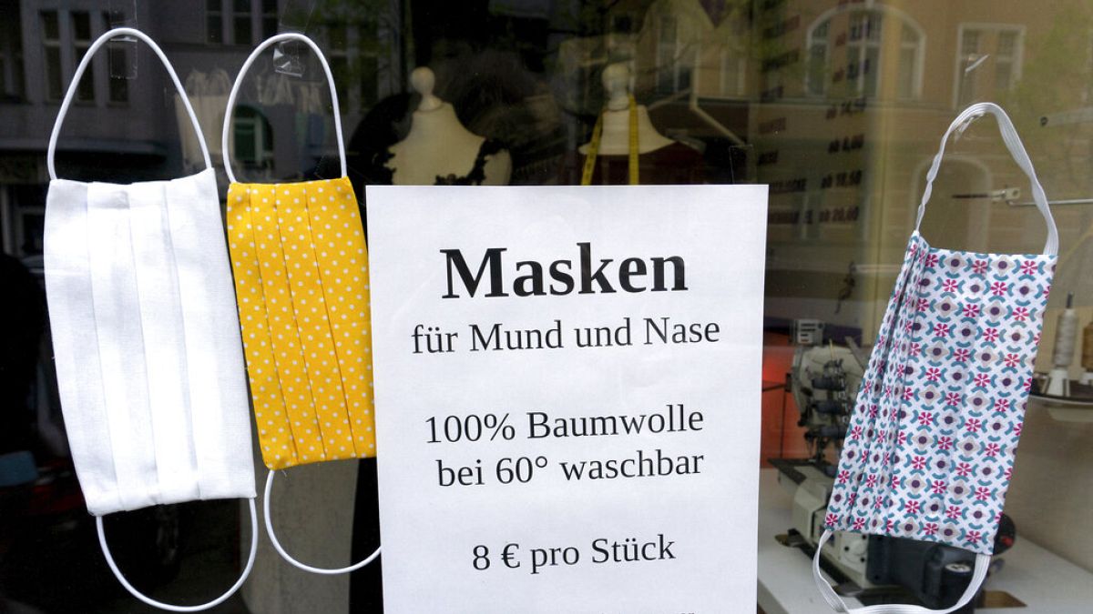 Almanya'da pumuklu koronavirüs maskesi satan bir dükkan vitrini.
