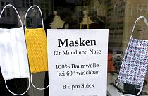 Almanya'da pumuklu koronavirüs maskesi satan bir dükkan vitrini.