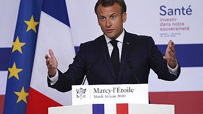Emmanuel Macron lors de sa visite au laboratoire Sanofi