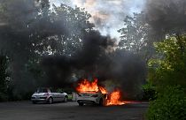 Des voitures brûlent dans le quartier des Grésilles à Dijon en France le 15 juin 2020