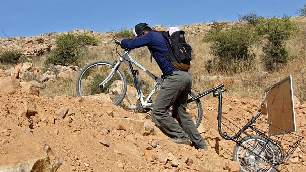 Wilfredo Negrete empuja su bicicleta mientras de dirige a dar clase a sus alumnos confinados Wilfredo Negrete empuja su bicicleta mientras de dirige a dar clase a sus alumnos confinados