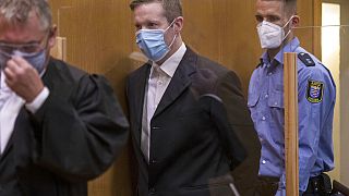 Neo-Nazi yanlısı katil zanlısı Stephan Ernst mahkemeye getirilirken (ortada)
