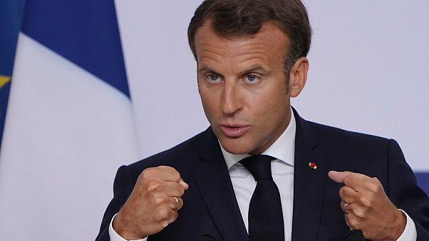 Emmanuel Macron visitou laboratórios da Sanofi para mostrar apoio na luta à Covid-19 Emmanuel Macron visitou laboratórios da Sanofi para mostrar apoio na luta à Covid-19