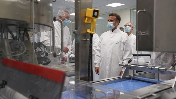 Макрон в центре разработки вакцин Sanofi Макрон в центре разработки вакцин Sanofi