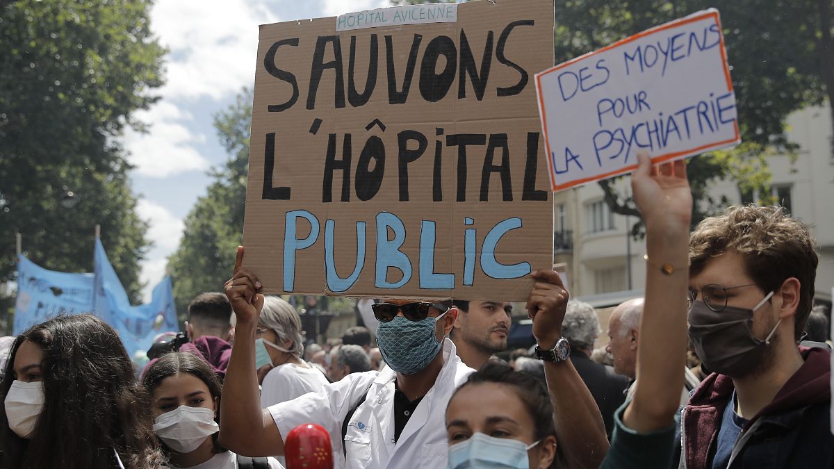 Γαλλία: Στους δρόμους γιατροί και νοσοκόμοι 
