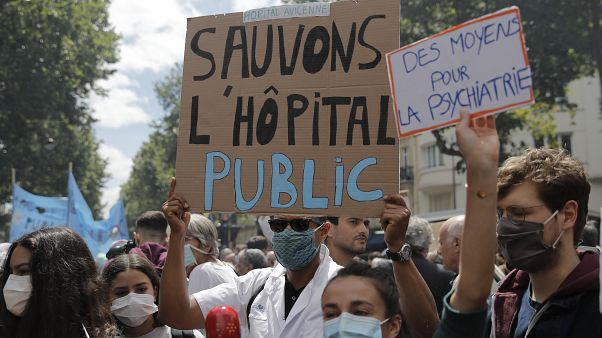 Γαλλία: Στους δρόμους γιατροί και νοσοκόμοι Γαλλία: Στους δρόμους γιατροί και νοσοκόμοι