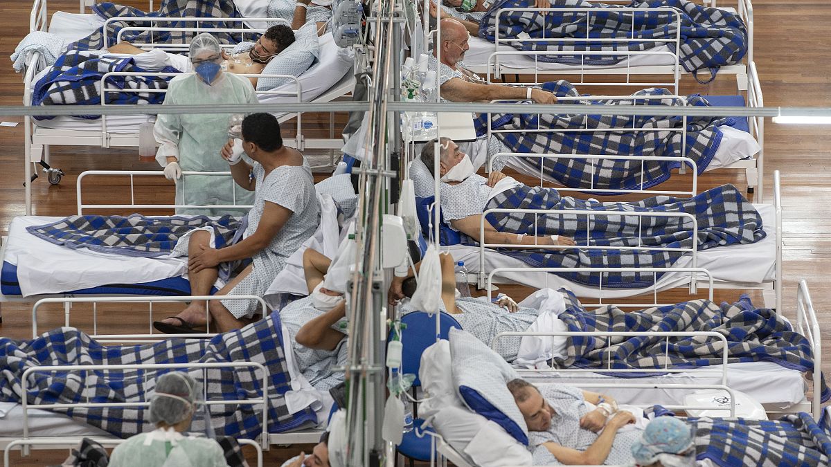 Pacientes de COVID-19 en un hospital de campaña construido dentro de un gimnasio en Santo Andre, en las afueras de Sao Paulo, Brasil, el martes 9 de junio de 2020. 