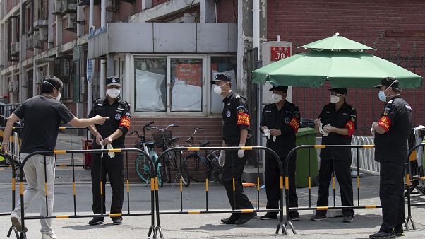 Des gardes de la sécurité à l'entrée d'un quartier bouclé de Pékin, le 16 juin 2020 Des gardes de la sécurité à l'entrée d'un quartier bouclé de Pékin, le 16 juin 2020
