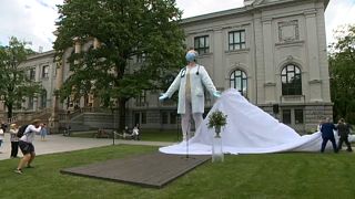 Riga: szobor a járvány igazi hőseinek