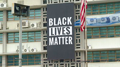 شاهد: إزالة لافتة "حياة السود مهمة" من واجهة السفارة الأمريكية في سيول