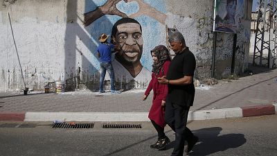 شاهد: فنان فلسطيني في غزة يرسم لوحة جدارية للأمريكي جورج فلويد 
