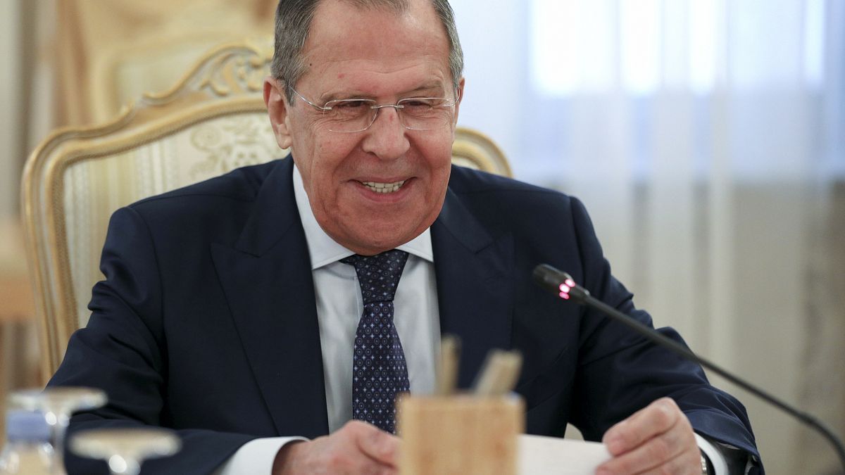 Serguéi Lavrov sonríe durante un encuentro con su homólo iraní en Moscú