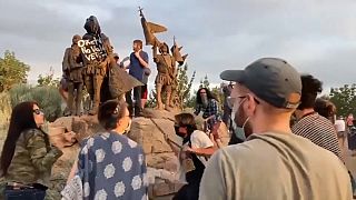 Activistas tratan de tumbar la estatua de Oñate segundos antes del tiroteo
