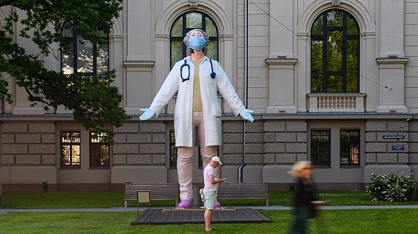 Letonya'nın başkenti Riga'ya 6 metrelik doktor heykeli dikildi Letonya'nın başkenti Riga'ya 6 metrelik doktor heykeli dikildi