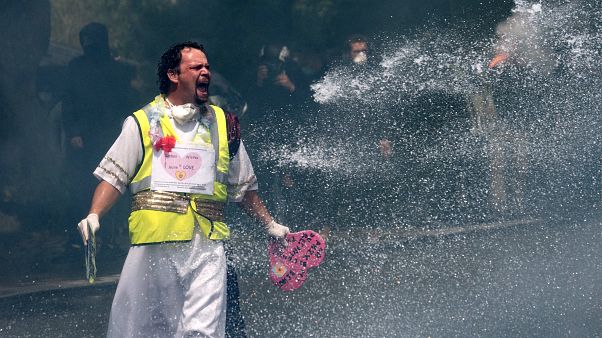 Fransız sağlık çalışanları hükümeti protesto etti Fransız sağlık çalışanları hükümeti protesto etti