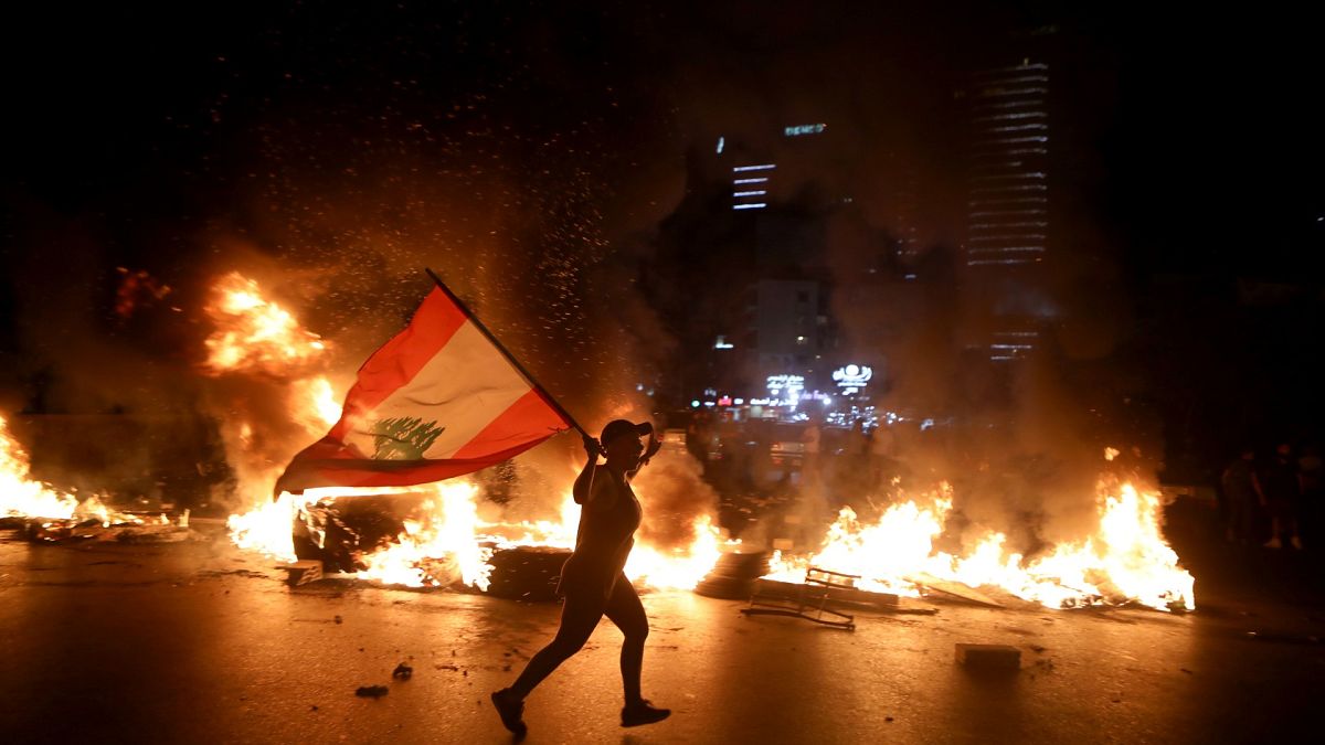 غضب في شوارع لبنان بسبب الأزمة المالية