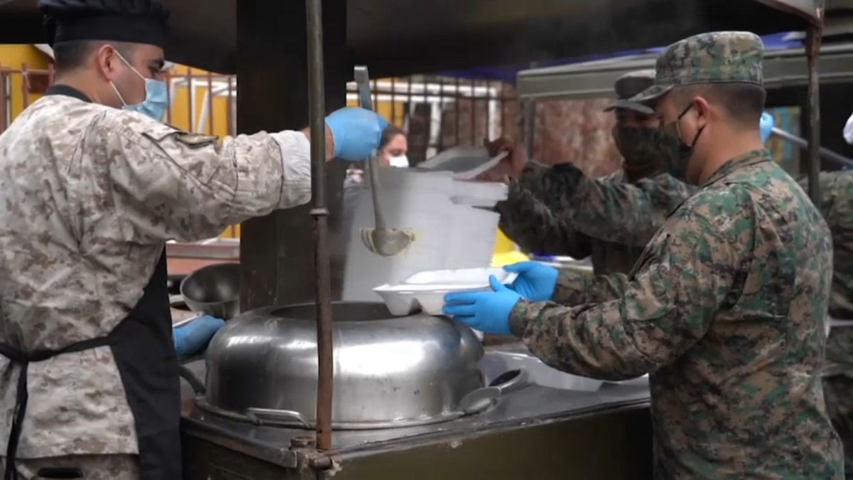 Militares reparten comida en el municipio de Maipú, en el área metropolitana de Santiago