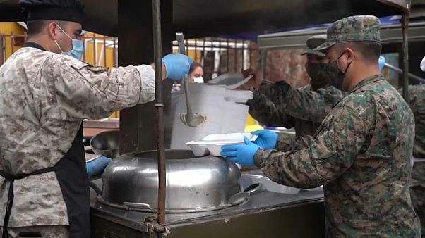 Militares reparten comida en el municipio de Maipú, en el área metropolitana de Santiago Militares reparten comida en el municipio de Maipú, en el área metropolitana de Santiago