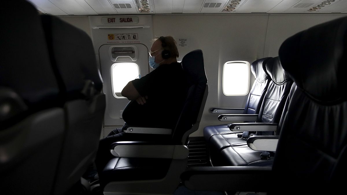 رجل يلبس قناعا على متن طائرة أقلعت من مطار كدينة كنساس الدولي - 2020/05/24