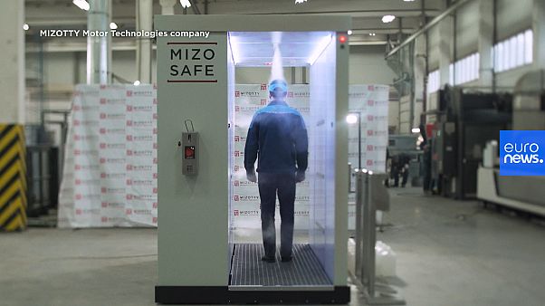 Maximale Sicherheit? Wer Putin sehen will, muss sich nicht nur auf das Coronavirus testen lassen - er/sie muss auch durch diesen Tunnel. Maximale Sicherheit? Wer Putin sehen will, muss sich nicht nur auf das Coronavirus testen lassen - er/sie muss auch durch diesen Tunnel.