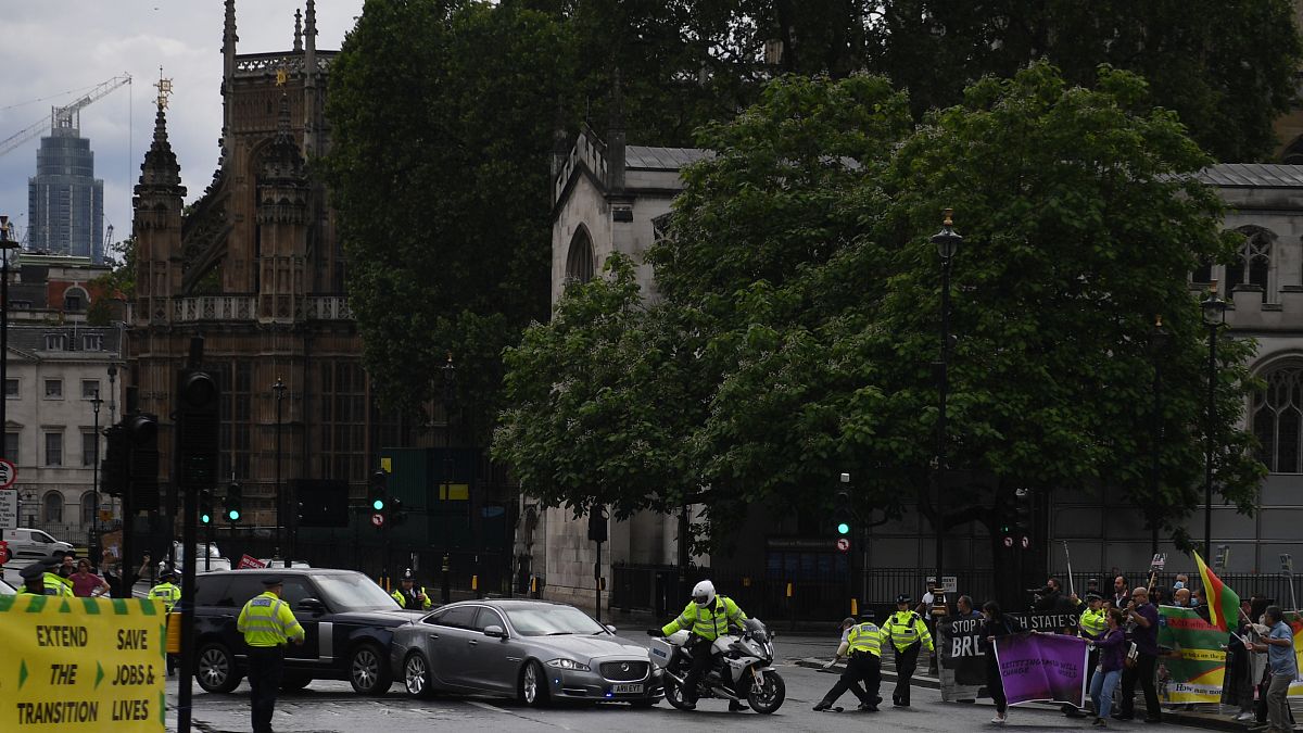 İngiltere Başbakanı Johnson'ın aracına koruma aracı çarptı