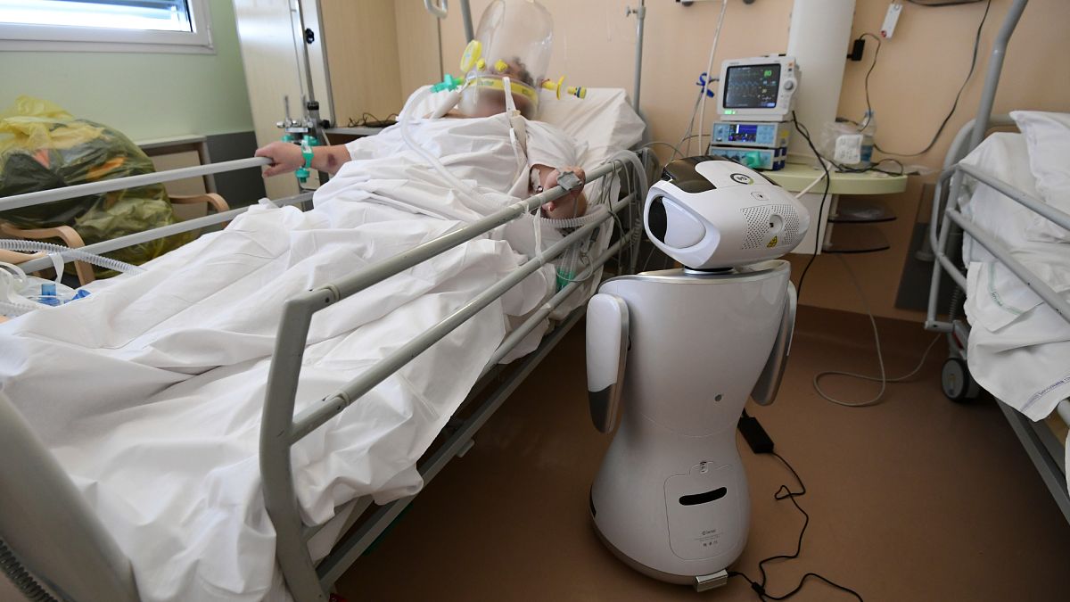 روبوت في إيطاليا لمساعدة الطاقم الطبي في أحد المستشفيات