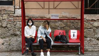 Des étudiantes en Italie portant un masque contre le Covid-19
