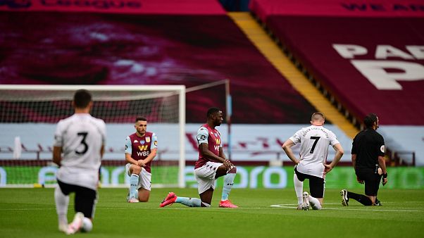 Les joueurs d'Aston Villa et de Sheffield ainsi que les arbitres rendent hommage au mouvement Black lives matter avant le début de la rencontre, le 17 juin 2020 Les joueurs d'Aston Villa et de Sheffield ainsi que les arbitres rendent hommage au mouvement Black lives matter avant le début de la rencontre, le 17 juin 2020
