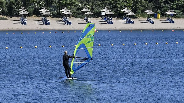 Almanya Xanten'de sörf yapan bir turist Almanya Xanten'de sörf yapan bir turist
