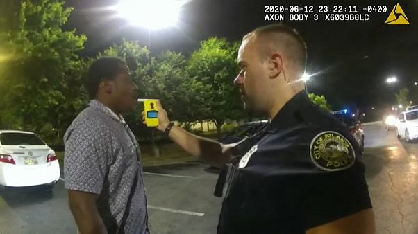 El policía Garrett Rolfe controla la tasa de alcoholemia a Rayshard Brooks, a quien después abatiría a tiros El policía Garrett Rolfe controla la tasa de alcoholemia a Rayshard Brooks, a quien después abatiría a tiros