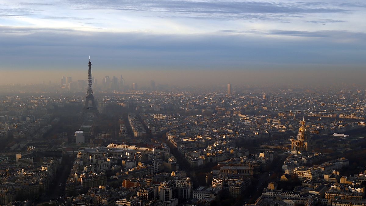 La Torre Eiffel vista dalla Torre Montparnasse in un giorno di picco di inquinamento, mercoledì 7 dicembre 2016