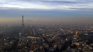 La Torre Eiffel vista dalla Torre Montparnasse in un giorno di picco di inquinamento, mercoledì 7 dicembre 2016