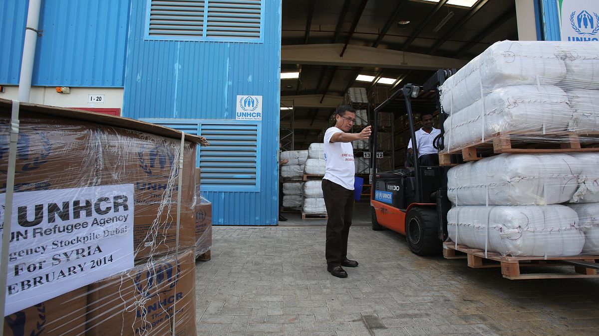 مساعدات إنسانية مخصصة لسوريا تشحن من أحد المطارات في الإمارات 