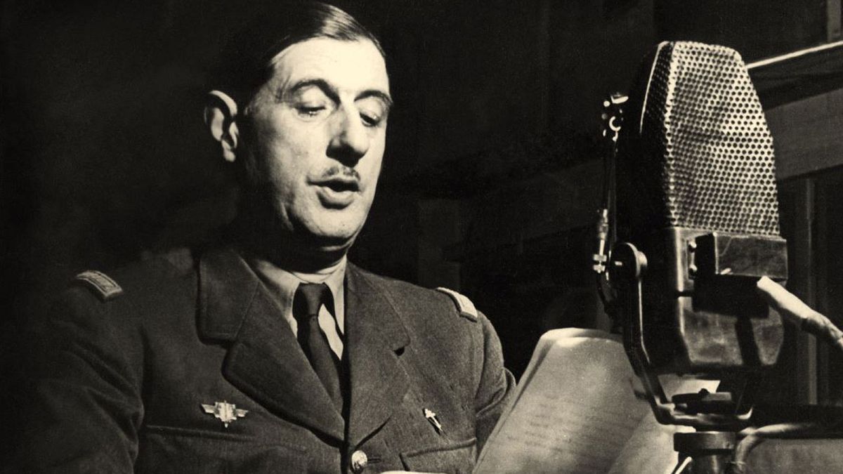 Le général de Gaulle au micro de la BBC, été 1940.