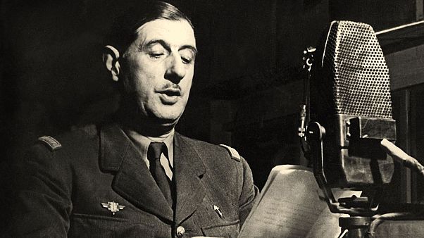 Le général de Gaulle au micro de la BBC, été 1940. Le général de Gaulle au micro de la BBC, été 1940.
