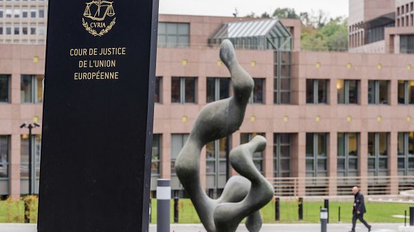 Mann passiert den Europäischen Gerichtshof in Luxemburg, 31.01.2017 Mann passiert den Europäischen Gerichtshof in Luxemburg, 31.01.2017