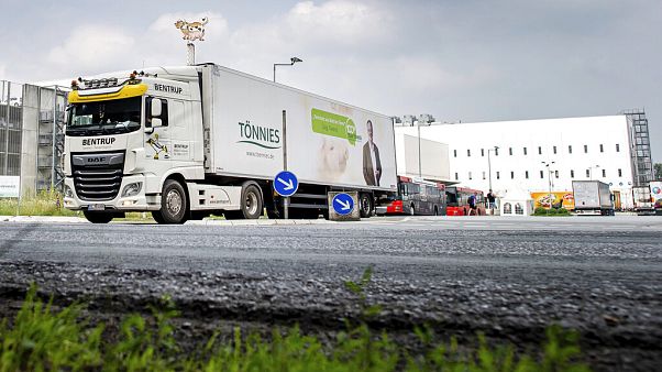 Beim Fleischbetrieb Tönnies wurde am Mittwoch ein Massenausbruch des Coronavirus bekannt. Beim Fleischbetrieb Tönnies wurde am Mittwoch ein Massenausbruch des Coronavirus bekannt.