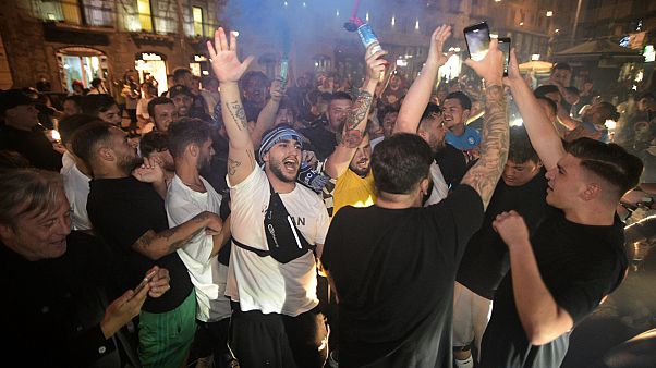Tifosi partenopei festeggiano a Napoli la vittoria della Coppa Italia Tifosi partenopei festeggiano a Napoli la vittoria della Coppa Italia