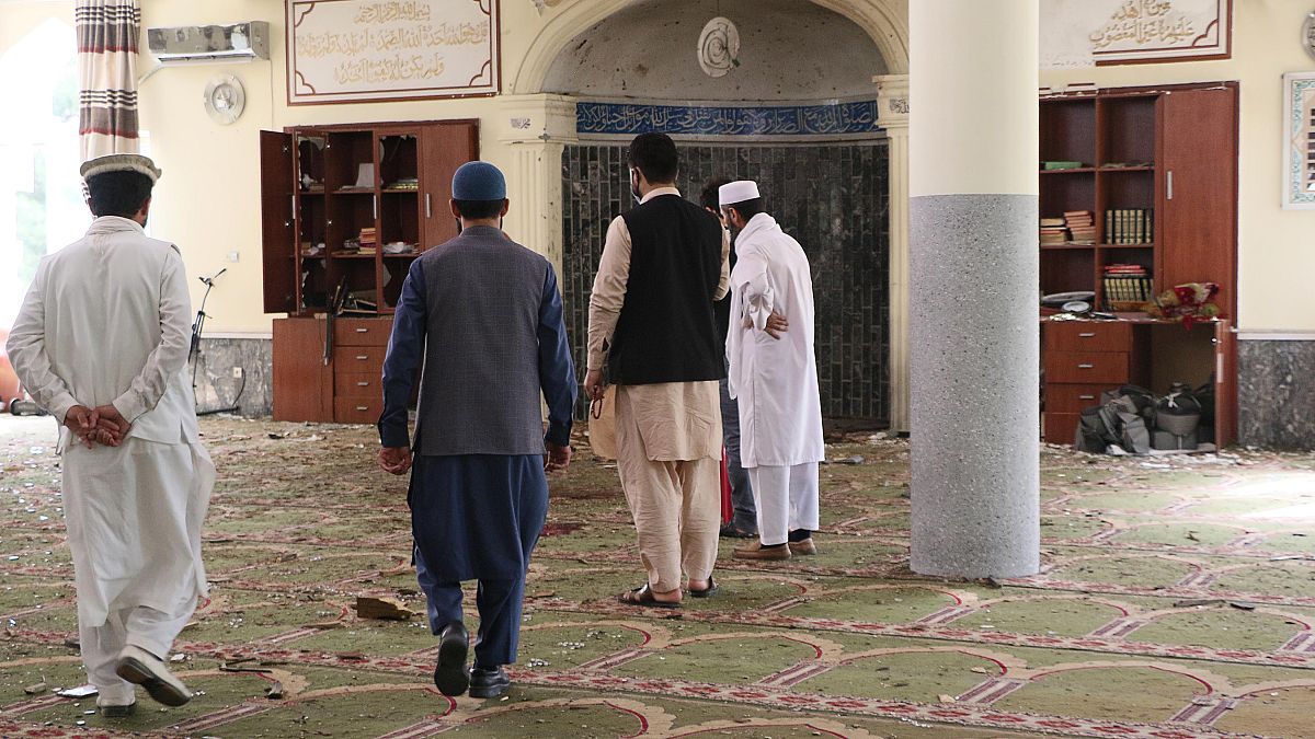 صورة لانفجار في مسجد أفغاني 