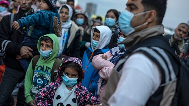 Des migrants et réfugiés attendent un bus au port du Pirée près d'Athènes en Grèce, le 4 mai 2020 Des migrants et réfugiés attendent un bus au port du Pirée près d'Athènes en Grèce, le 4 mai 2020