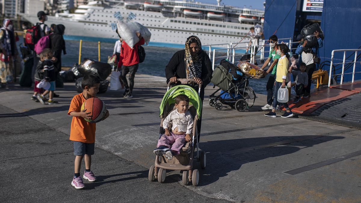 Беженцы в греческом порту Пирей